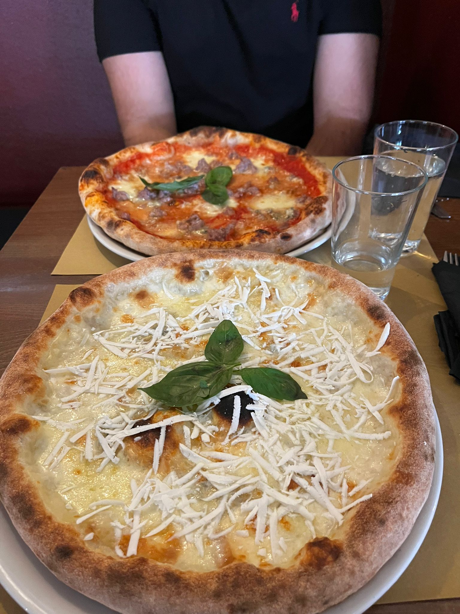 Pizza en trattoria local de Turín