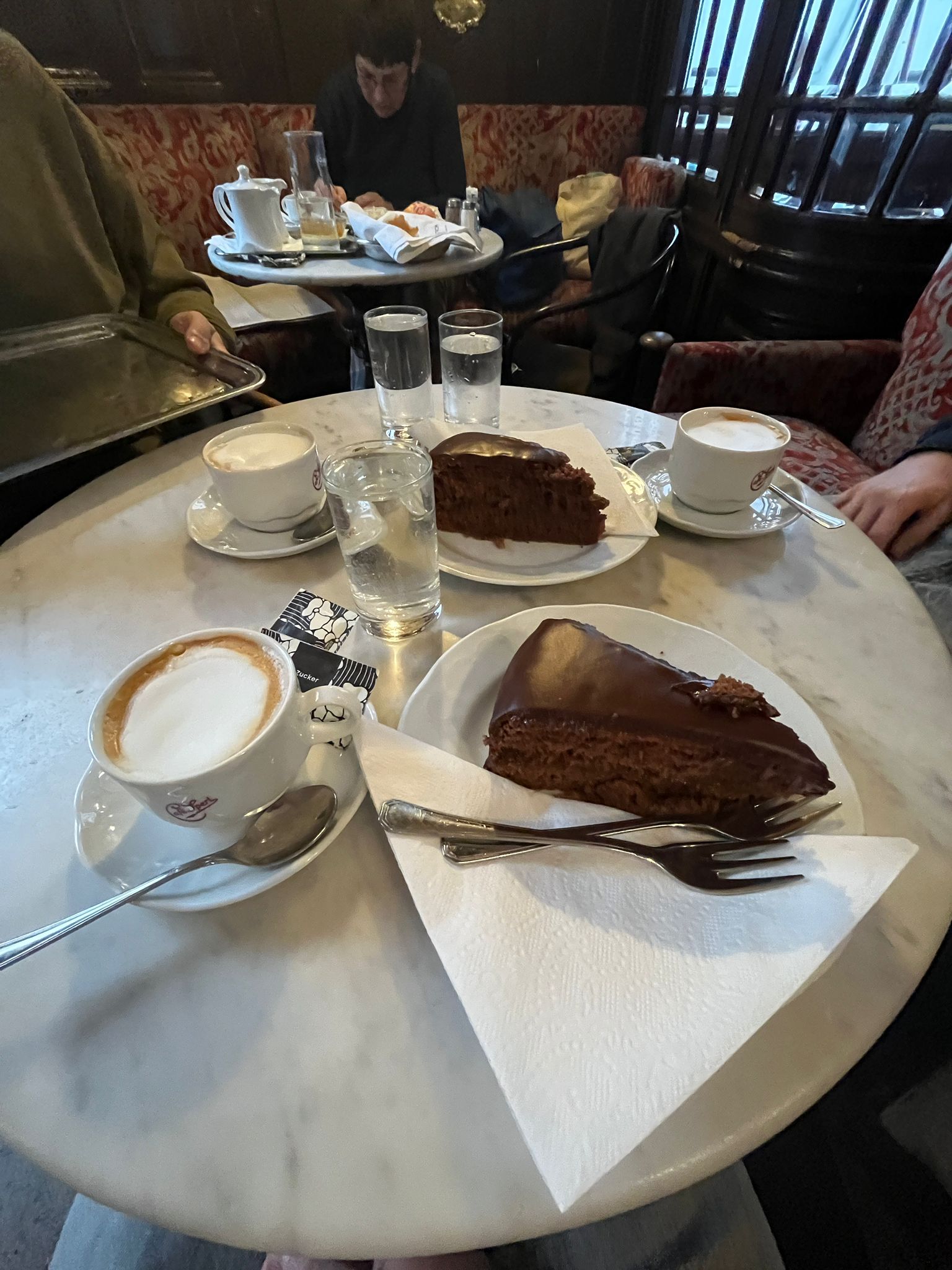 Café vienés con tarta Sachertorte